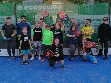 Foto von 10 Teilnehmenden von inklusiven Paddletennis.