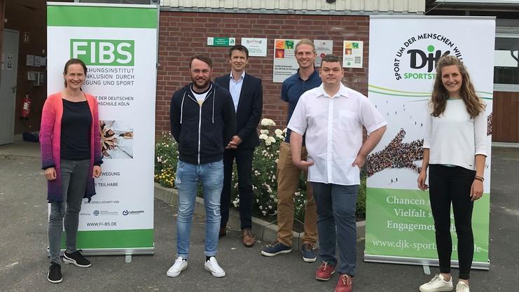 Foto von Start des Projektes "Inklusion vor Ort". Es zeigt die Goldkräemerstiftung, das FIBS und den DJK mit allen Projektverantwortlichen.